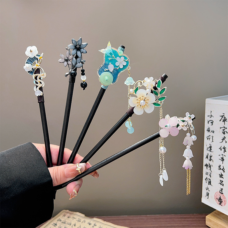 Young Women'S Accessories - Classic Tassel Hair Stick Black Wooden
