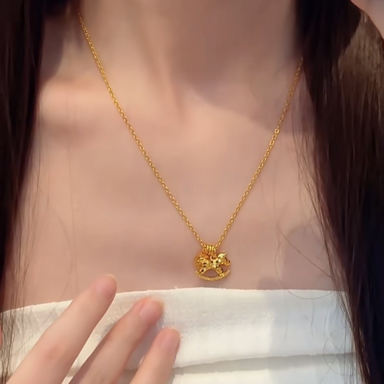 Sparkling Ice Crack Horse Pend - đánh giá và giá Coin Necklace Delicate