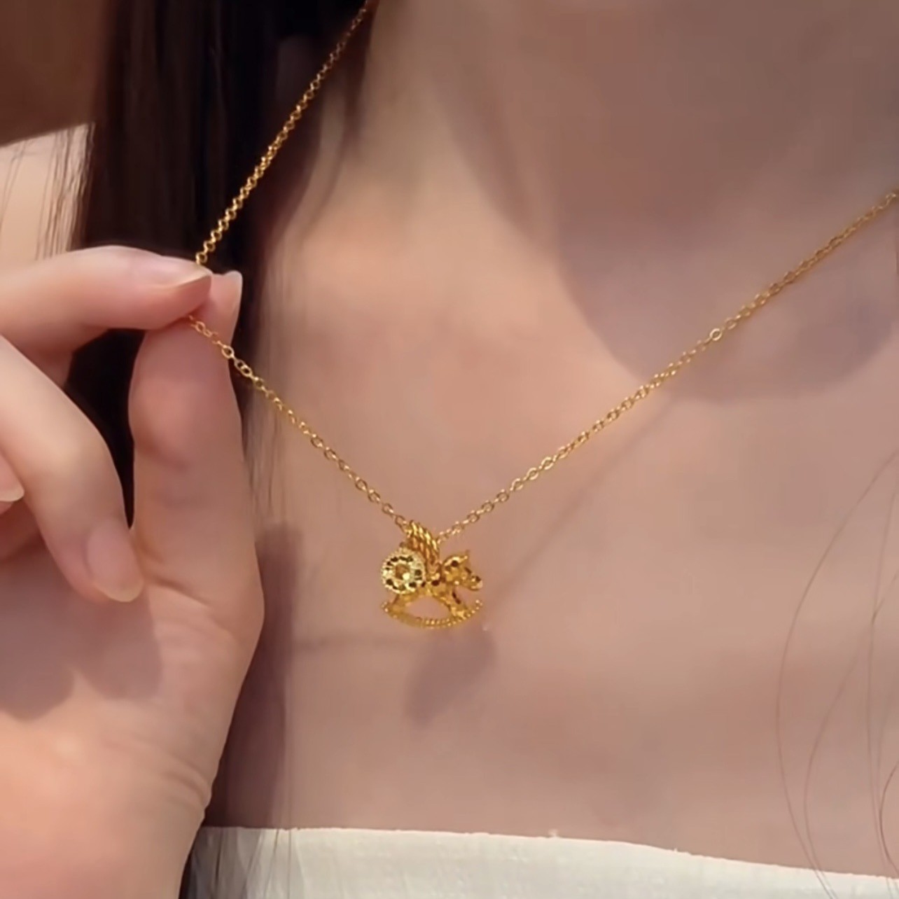 Sparkling Ice Crack Horse Pend - đánh giá và giá Coin Necklace Delicate
