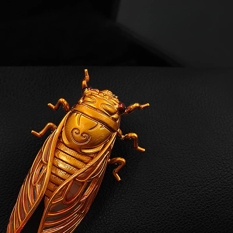 Golden Cicada Brooch with Beau - đánh giá và giá Women Accessories Meaning